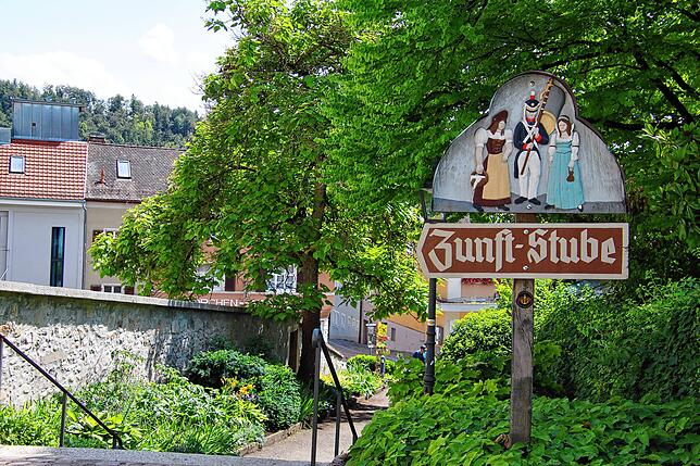 Im Tiengener Schloss, das sich in Privatbesitz befindet, ist die Zunftstube der Bürger- und Narrenzunft beheimatet.