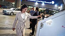 Annalena Baerbock, Außenministerin, steigt am Montag, 14. August, am Flughafen von Abu Dhabi in die Regierungsmaschine. Bis nach ...