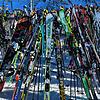 Darauf hatten es Diebe aus dem Hegau abgesehen: Ski und Snowboards. Das Beispielbild aus dem Jahr 2021 stammt von einem Skigebiet am ...