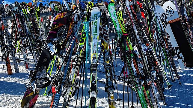 Darauf hatten es Diebe aus dem Hegau abgesehen: Ski und Snowboards. Das Beispielbild aus dem Jahr 2021 stammt von einem Skigebiet am ...