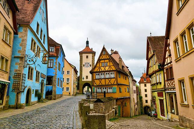 Das Plönlein ist das Wahrzeichen von Rothenburg ob der Tauber. Das gelbe Fachwerkhaus diente Walt Disney als Vorlage für das Elternhaus ...