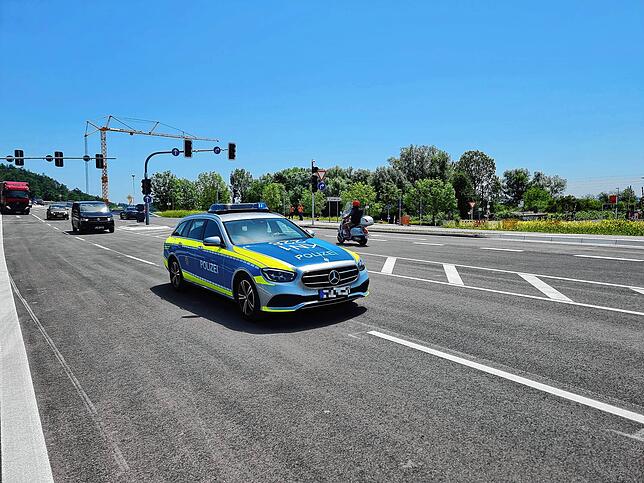 Nun läuft der Verkehr auf beiden Spuren: Die Polizei führt die ersten, aus Konstanzer Richtung kommenden Autos auf die neue Strecke.