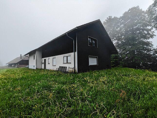 In diesem Haus lebte der Tunesier zuletzt. Nur wenige Meter unterhalb von dieser Unterkunft für Geflüchtete liegt das Ferienhaus, in dem ...