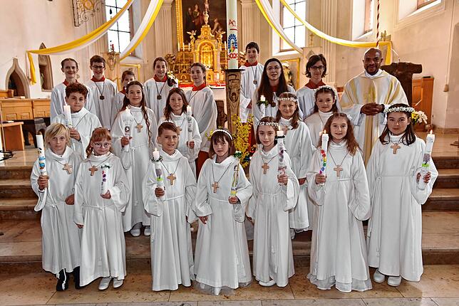 Am Sonntag, 27. April, sind zwölf Kinder aus Hüfingen zur Erstkommunion gegangen. Pfarrer Nutsugan hat den Gottesdienst gehalten. Thema ...