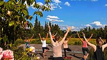 Besonders die Yoga-Einheit am Morgen auf dem Hubenloch in Villingen hat viele Sportlerinnen und Sportler angezogen. Foto: Jonas Hilsenbeck