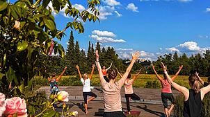 Besonders die Yoga-Einheit am Morgen auf dem Hubenloch in Villingen hat viele Sportlerinnen und Sportler angezogen. Foto: Jonas Hilsenbeck