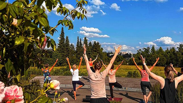Besonders die Yoga-Einheit am Morgen auf dem Hubenloch in Villingen hat viele Sportlerinnen und Sportler angezogen. Foto: Jonas Hilsenbeck