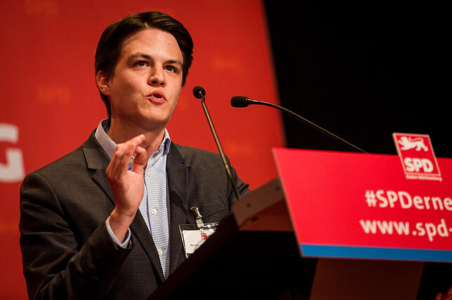 Marian Schreier (SPD), Bürgermeister der Stadt Tengen, spricht beim Landesparteitag der SPD vor Parteimitgliedern. Schreier hat ...