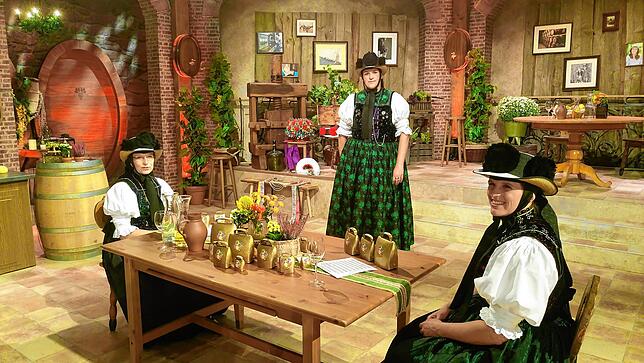 Verena Hantmann (von links), Tanja Schlegel und Sandra Jäckle am Tisch mit den Kuhglocken. Auf ihnen spielen sie in der Fernsehsendung ...