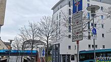 Die Schilder stehen schon, müssen am Donnerstagmorgen nur noch richtig positioniert werden, damit Autofahrer nicht in Richtung ...