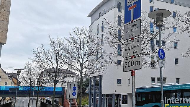 Die Schilder stehen schon, müssen am Donnerstagmorgen nur noch richtig positioniert werden, damit Autofahrer nicht in Richtung ...