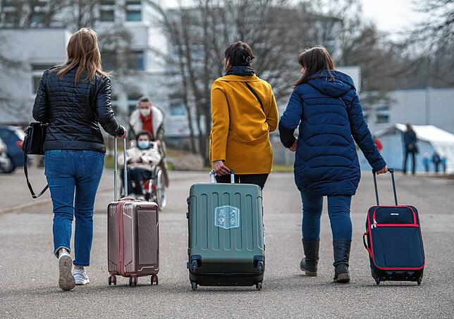 Drei aus der Ukraine stammende Frauen gehen in der Landeserstaufnahmestelle für Flüchtlinge in Ellwangen zu ihrem Quartier. Mehr als ...