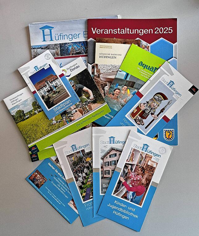 Im Neubürger-Paket aus Hüfingen sind Gutscheine, ein Stadtplan, Informationsbroschüren sowie der Veranstaltungskalender für 2025 ...