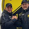 Weiter so: Beim SV Nöggenschwiel hat Ömür Cakar (links) dem Sportchef Daniel Bächle die Zusage für die Saison 2025/26 gegeben.