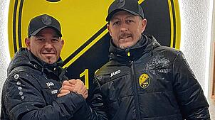 Weiter so: Beim SV Nöggenschwiel hat Ömür Cakar (links) dem Sportchef Daniel Bächle die Zusage für die Saison 2025/26 gegeben.