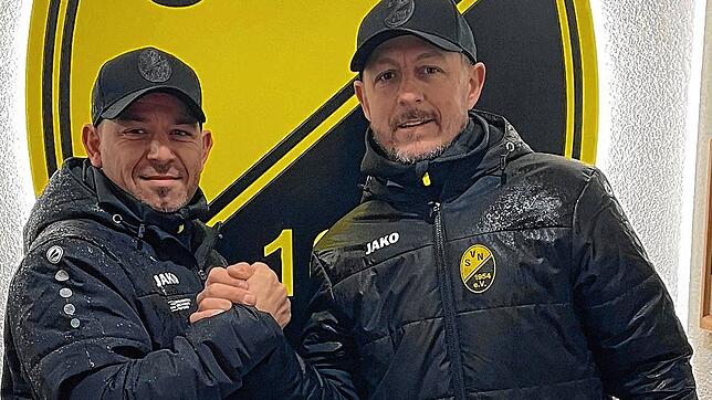Weiter so: Beim SV Nöggenschwiel hat Ömür Cakar (links) dem Sportchef Daniel Bächle die Zusage für die Saison 2025/26 gegeben.