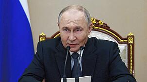 Das von der staatlichen russischen Nachrichtenagentur Sputnik via AP veröffentlichte Foto zeigt den russischen Präsidenten Wladimir ...