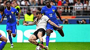 Deutschlands David Raum (l) und Frankreichs Randal Kolo Muani kämpfen um den Ball. Im Spiel um Platz 3 der Nations League verliert die ...