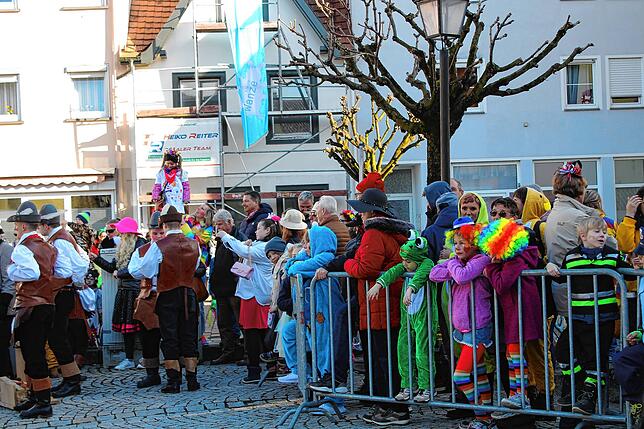 Bild 32: Kinderumzug und Setzen des Kindernarrenbaums in Stockach (Teil 2)