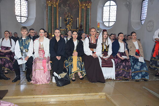 Verschiedene geladene Gruppen wie die Kroatische Mission begleiteten das Pontifikalamt im St. Fridolinsmünster von Bad Säckingen.