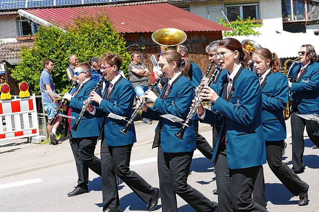 Bild 10: Scheunenfest 2025: Jubiläumsumzug und mitreißende Open Air Musik in Hüfingen-Sumpfohren