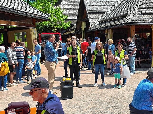 Auf dem Mühlenplatz verkünden Bürgermeister Andreas Braun (von links) sowie das Team der Touristinfo, das das Mühlenfest organisiert ...