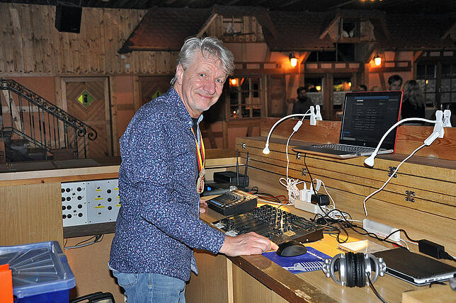 Harald Bernauer legt bei der Feier zu seinem 60. Geburtstag noch einmal im Engel auf.
