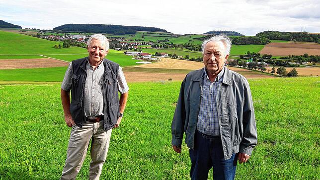 Der damalige Projektleiter August Zeller (links) und Alfred Bausch, Vorsitzender der Teilnehmergemeinschaft bei der Flurbereinigung, ...