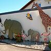 Die großen Tiere schmücken die Haus- und Garagenwand.