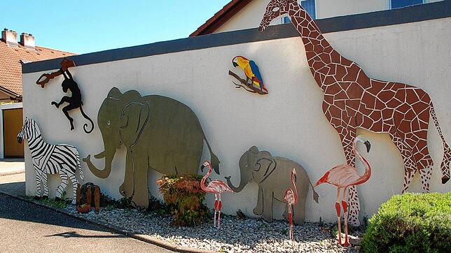 Die großen Tiere schmücken die Haus- und Garagenwand.