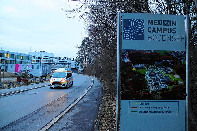Die Röntgenstraße als Weg zum Klinikum Friedrichshafen: Nach Vorermittlungen hat die Staatsanwaltschaft Ravensburg nun Ermittlungen ...