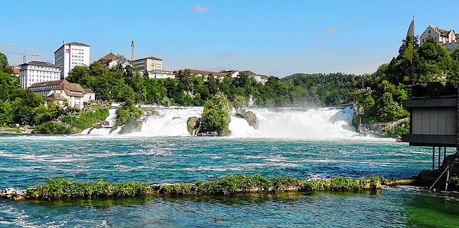 Der Rheinfall bei Schaffhausen ist mit einer Breiten von rund 150 Metern und einer Höhe von 23 Metern der größte Wasserfall Europas.