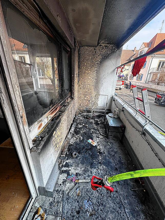 Vom Balkon ist nicht mehr viel übrig. Die Rauchwolke des Feuers war über großen Teilen der Singener Innenstadt zu sehen.