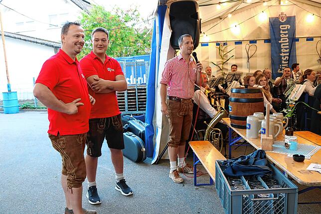 Bild 5: Neudingen zeigt sich blau-weiß Musikkapelle lud zum Bayerischen Wochenende