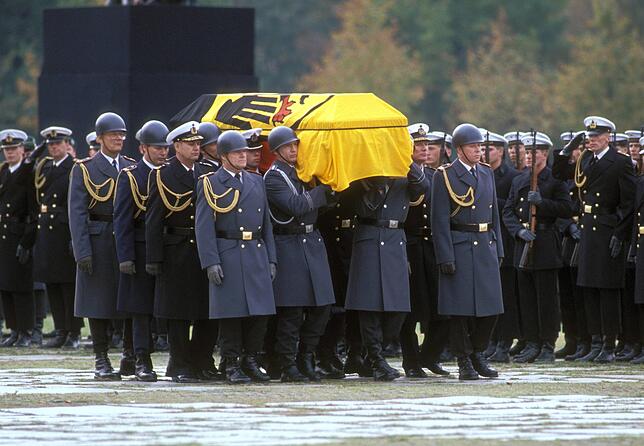 17. Oktober 1992: Offiziere der Bundeswehr tragen den Sarg beim Staatsbegräbnis für Willy Brandt in Berlin.
