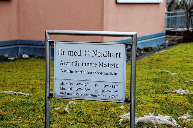 Das Schild vor der Praxis in der Sepp-Biehler-Straße in Allmannsdorf.