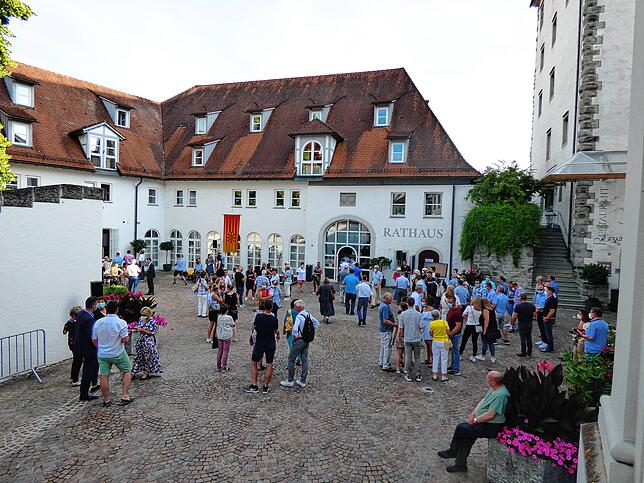 Rund 100 Bürger waren am Wahlsonntag nach Schließung der Wahllokale auf den Schlossplatz gekommen, um die Auszählung der Stimmen und die ...