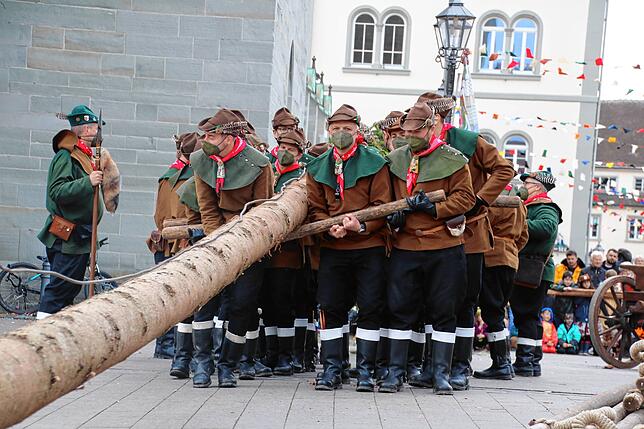 Bild 9: Bilder vom Narrenbaumstellen der Narrizella Ratoldi auf dem Marktplatz