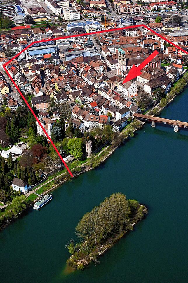 Vogelperspektive: Der Standort der Polizei (roter Pfeil) macht die Lage inmitten der Fußgängerzone Bad Säckingen deutlich (roter Rand, ...