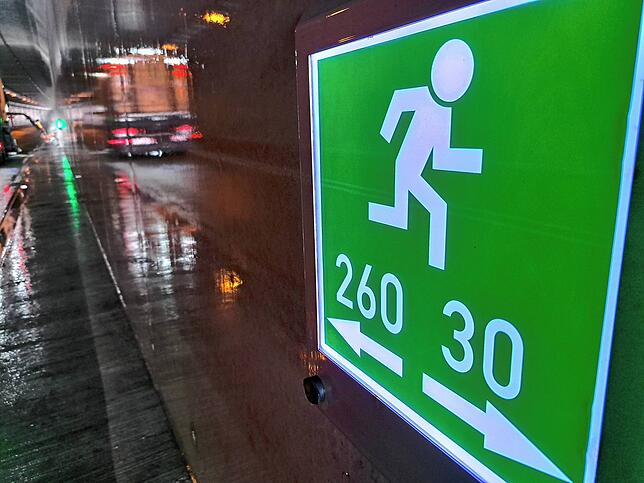 Ein Hinweisschild im Tunnel nach der Reinigung.