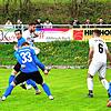 Der passt: Mit Schwung wuchtet Jannik Hackenberger (Zweiter von rechts) den von André Holzapfel getretenen Eckball zum 1:0 für den SV ...