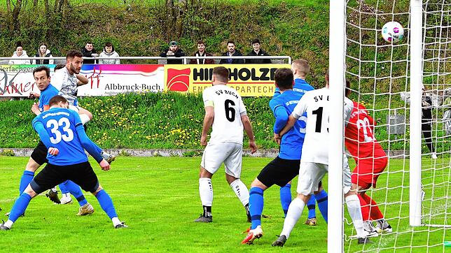 Der passt: Mit Schwung wuchtet Jannik Hackenberger (Zweiter von rechts) den von André Holzapfel getretenen Eckball zum 1:0 für den SV ...