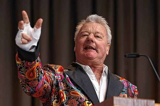 Humorvoller Rückblick auf den vergangenen 50 Jahre Gemeinde Moos: Rolf Zimmermann bei seiner Rückschau im Stile einer Büttenrede.