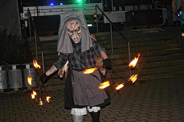 Die Menhir-Hexen aus Degernau zeigten eine eindrückliche Feuershow.