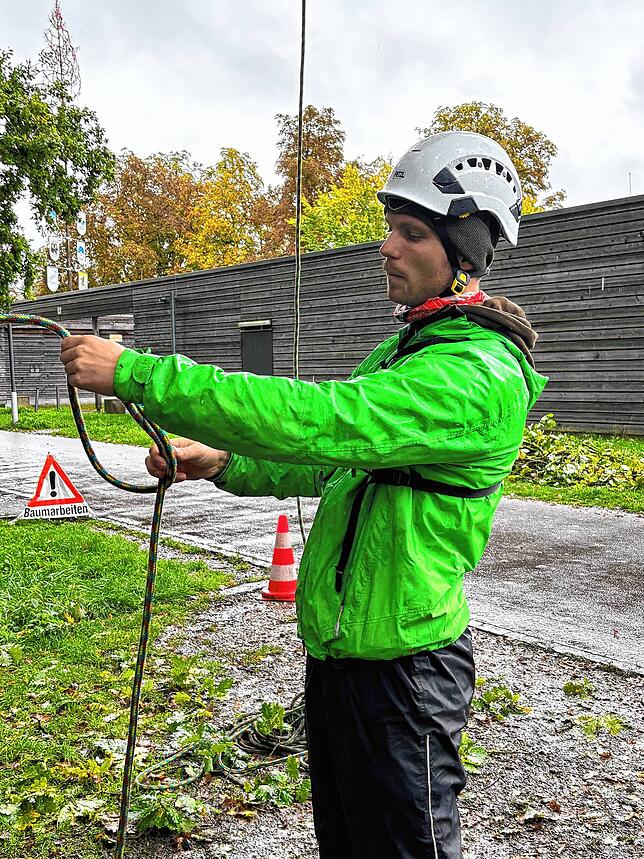 Felix Duscha zeigt den Sicherungsknoten.