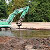 Ein Bagger setzt einen Baum, der im Zuge der Arbeiten am Donauursprung ausgerissen werden musste, im Gewässer wieder ein &ndash; nur ein ...