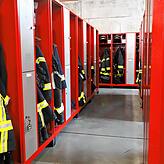 Die Umkleidekabine der Feuerwehr Konstanz. Hier muss es schnell gehen, wenn die Einsatzkräfte sich umziehen, bevor sie zu einem Einsatz ...