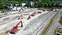 Zahlreiche Schwermaschinen widmen sich dieser Tage dem Fundament der ehemaligen Einhausung und zertrümmern dieses Stück für Stück. Bild: ...