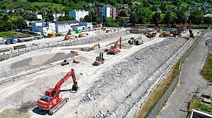 Zahlreiche Schwermaschinen widmen sich dieser Tage dem Fundament der ehemaligen Einhausung und zertrümmern dieses Stück für Stück. Bild: ...