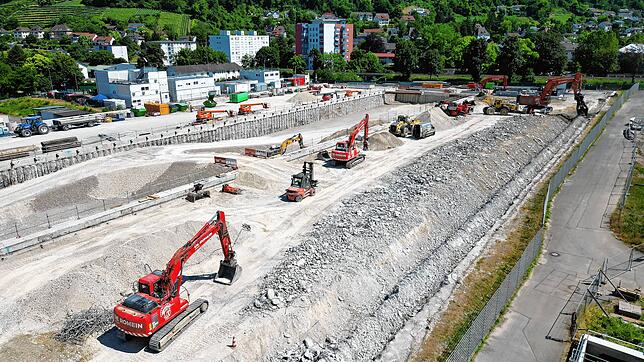 Zahlreiche Schwermaschinen widmen sich dieser Tage dem Fundament der ehemaligen Einhausung und zertrümmern dieses Stück für Stück. Bild: ...